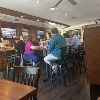 Hillside Pub - Pubs Near Me - Canton, Massachusetts