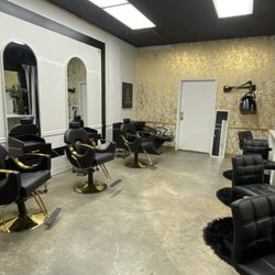 Encore Film and Music Studio - Salon set with working utilities
