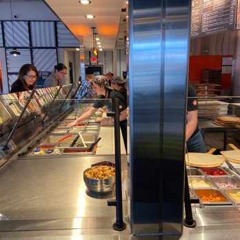 Blaze Pizza - Very busy..usually this early it's not that busy. About 10 pizzas ahead of us. - Salad Near Me - Roseville, California