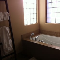 Red Mountain Resort - Bathroom with jacuzzi tub