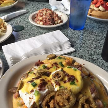Metro Diner - Breakfast pizza and corned beef hash. - American Near Me - Altamonte Springs, Florida