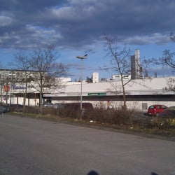 Kontulan Ostoskeskus - Kuva Kontulan ostarin parkkipaikalta.