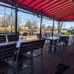 Mister B's Pizza & Wings - Dogs allowed on the patio and they have heaters!