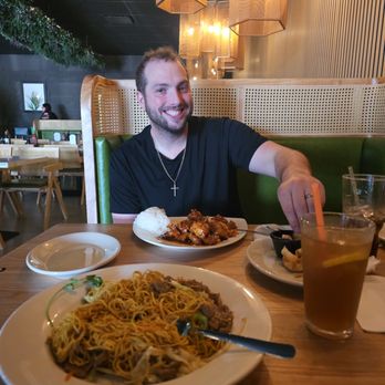 Basil Bistro - General tso chicken and chow mein with beef. - Vietnamese Near Me - Lynnwood, Washington Basil Bistro - General tso chicken and chow mein with beef. - Vietnamese Near Me - Lynnwood, Washington