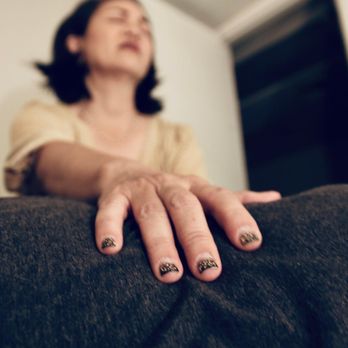 Stacy Cheng Suzuki - Energywork on Client - Reiki Near Me - Honolulu, Hawaii