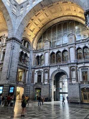 Antwerpen-Centraal station by null