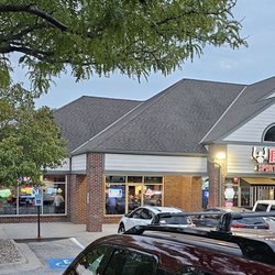 Ref's Sports Bar & Grill - Exterior, its a good looking place, most other businesses are closed in the mall so it has good parking available.