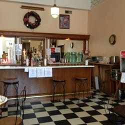Lynn's Pharmacy - Interior