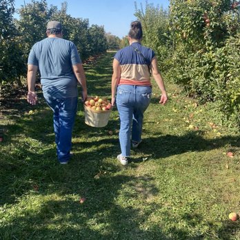 Edwards Apple Orchard - Farmers Market Near Me - Poplar Grove, Illinois