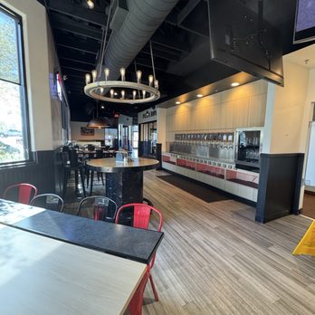 Round Table Pizza - Inside - Pizza Near Me - Tehachapi, California