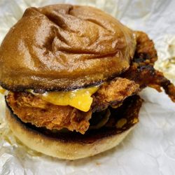 Frankie's Nashville Hot Chicken - NASHVILLE CHICKEN SANDWICH - 800 CALS