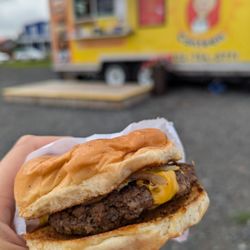 Mama Red's Canteen - Cheeseburger action