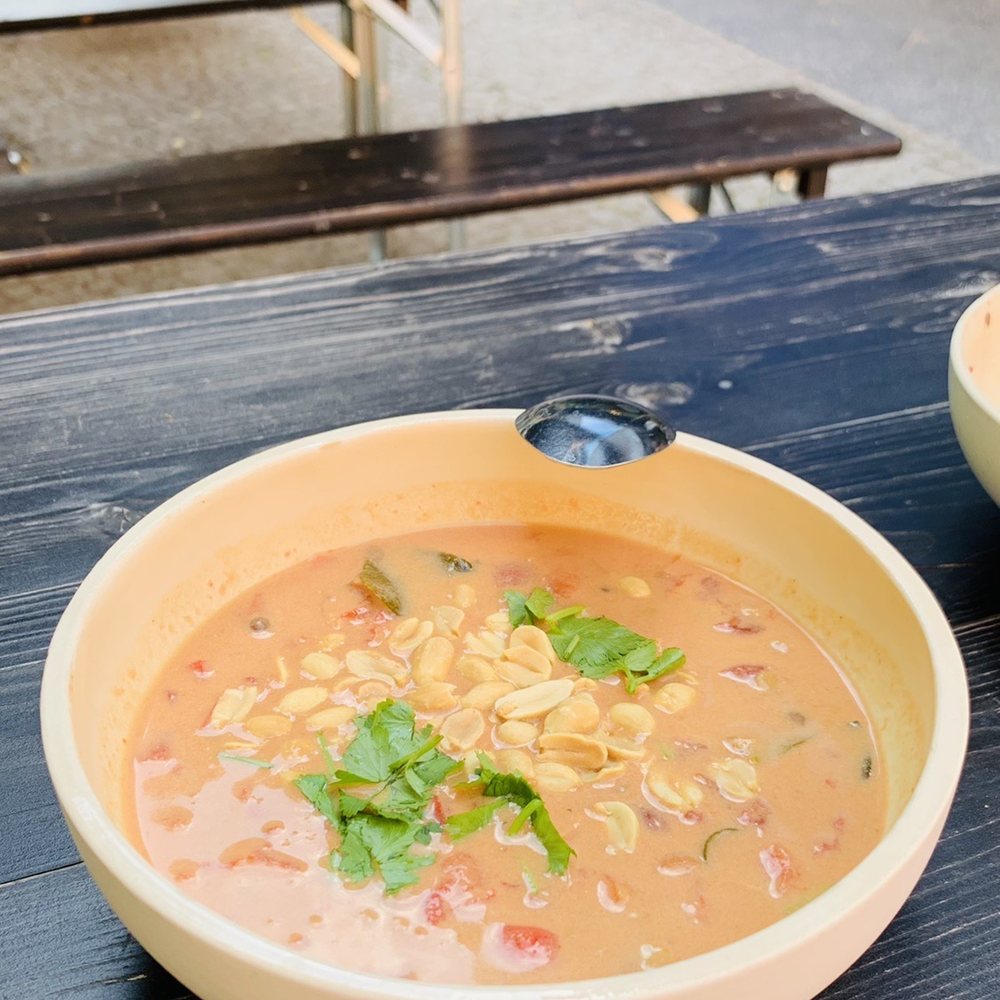 beets&roots - Red Thai curry soup - Salad Near Me - Berlin, BE