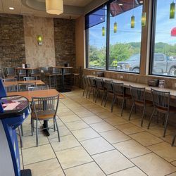 Sheetz - Seating area