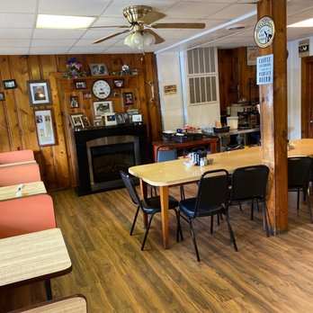 Goochland Restaurant - a dining room with wood paneled walls - New American Near Me - Goochland, Virginia Goochland Restaurant - a dining room with wood paneled walls - New American Near Me - Goochland, Virginia