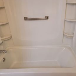 My brand, spanking new tub! Installed professionally by Chris's Plumbing. My brand, spanking new tub! Installed professionally by Chris's Plumbing.