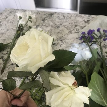 Wes' Flowers - Day 4 roses - Florists Near Me - Temecula, California Wes' Flowers - Day 4 roses - Florists Near Me - Temecula, California