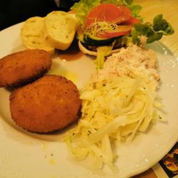 Hotel Lindenhof Nordsteimke - Camembert mit Salat und Baguette