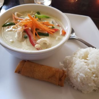 YaYa's Thai Restaurant - Green curry with chicken and side of white steamed rice. Fried roll included. This is from lunch menu - Thai Near Me - Olmos Park, Texas