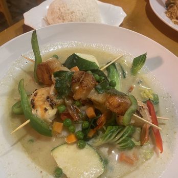 Dancing Crab Thai Noodle House - Grilled Gulf Shrimp and Sea Scallop Gilled shrimps and scallop with green curry sauce, broccoi, zucchini, and basil. - Thai Near Me - Pittsburgh, Pennsylvania Dancing Crab Thai Noodle House - Grilled Gulf Shrimp and Sea Scallop Gilled shrimps and scallop with green curry sauce, broccoi, zucchini, and basil. - Thai Near Me - Pittsburgh, Pennsylvania