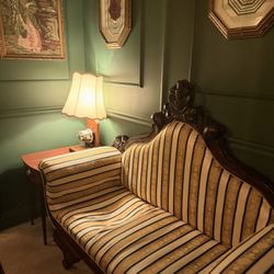 The Brass Monkey Lounge - Entrance seating