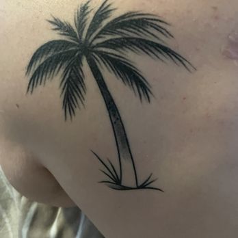 Broken Lantern Tattoo - Poorly done palm tree by Angelo - weird shading and fuzzy lines - Tattoo Near Me - Charleston, South Carolina