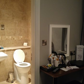 The Mount Hotel & Conference Centre - Bathroom with shower - Hotels Near Me - Wolverhampton, XWM The Mount Hotel & Conference Centre - Bathroom with shower - Hotels Near Me - Wolverhampton, XWM