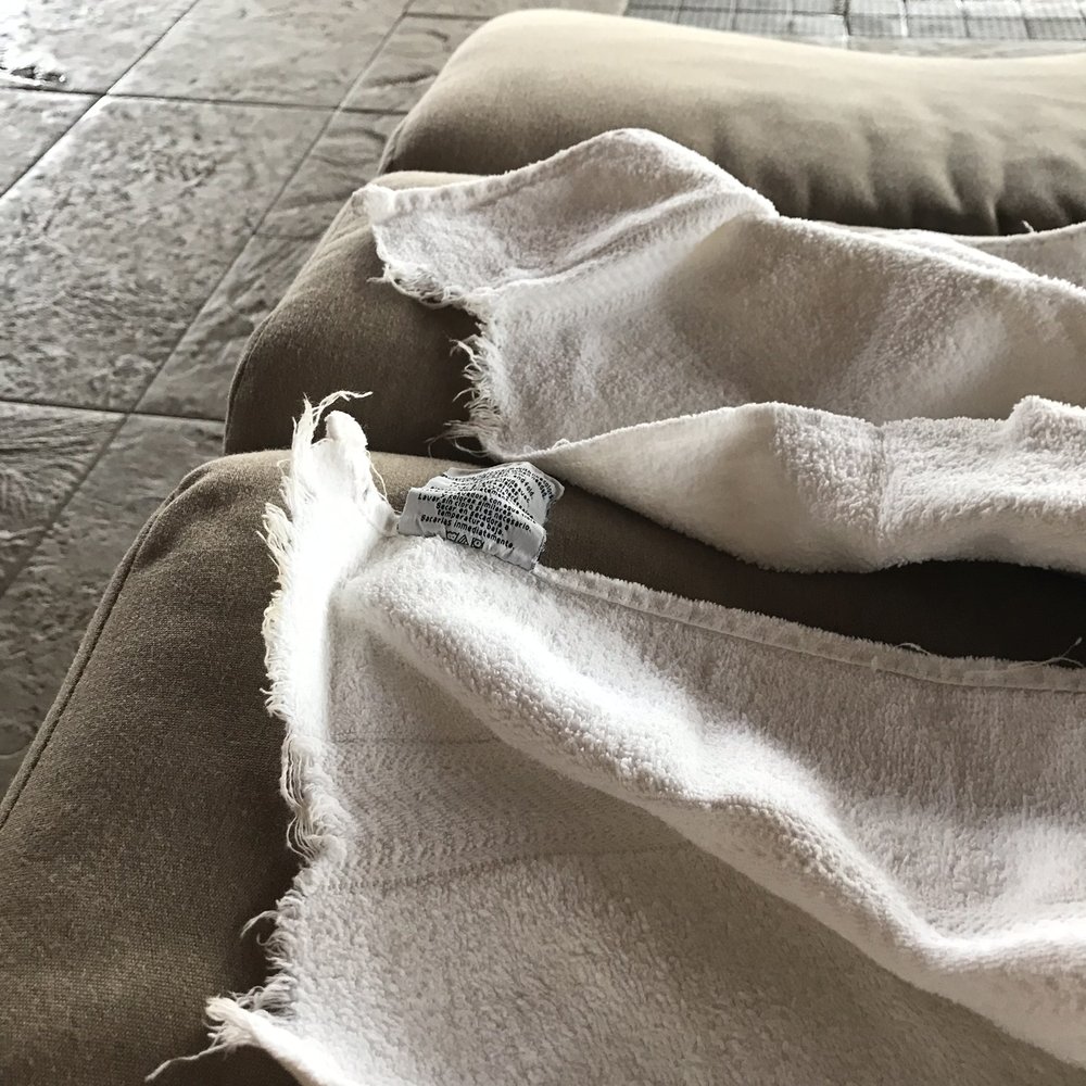 Avani Spa - Again ripped towels on my wet lounge chair.  The whole place could use a thorough cleaning! - Day Spas Near Me - Fontana, Wisconsin