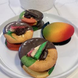 Viral rainbow cookie and mango dessert.