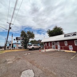Dave's BBQ - Outside