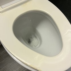Casey Key Resort - Broken, dirty toilet seat