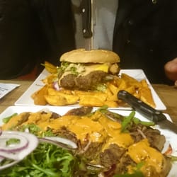 GRILLBØFFEN - En almindelig størrelse cheese burger og grillbøf