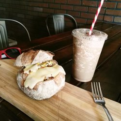 Suculenta Café - Cazuela de tocino y Frappe de Kinder Delice. La cazuela era buena, pero el Frappe Suculento!