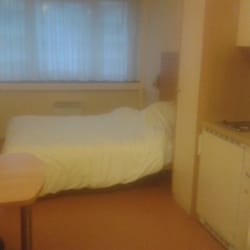 Cap Europe-Appart Hôtel - Chambre studio avec lit double et kitchenette a droite, table a gauche