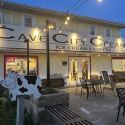 Cave City Coffee & Creamery - Outdoor seating area