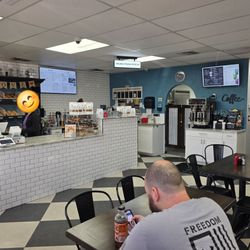Bagels And Brews Cafe - Store view from entrance. We were greeted immediately