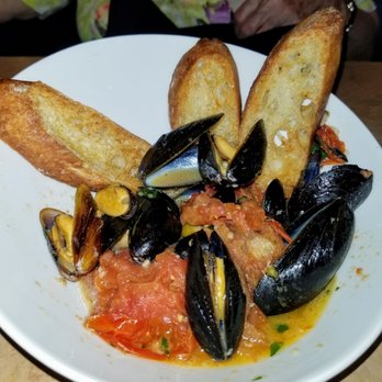 West & Main - PRINCE EDWARD ISLAND MUSSLES Fresh East Coast mussles, sautéed in garlic and a roasted tomato/white wine broth. - New American Near Me - Warren, Ohio West & Main - PRINCE EDWARD ISLAND MUSSLES Fresh East Coast mussles, sautéed in garlic and a roasted tomato/white wine broth. - New American Near Me - Warren, Ohio
