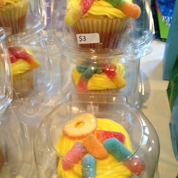Special O'Cakesions - Lemon cupcake with lemon filling - Desserts Near Me Special O'Cakesions - Lemon cupcake with lemon filling - Desserts Near Me
