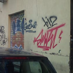 Esterno Mamamu di giorno, serranda abbassata!!!