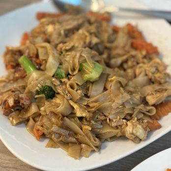 Blue Table Thai Cuisine - Drunken Noodle - Thai Near Me - Bakersfield, California Blue Table Thai Cuisine - Drunken Noodle - Thai Near Me - Bakersfield, California