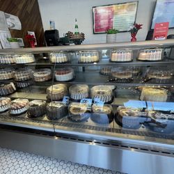 Suspiros Cakes - Cakes on display