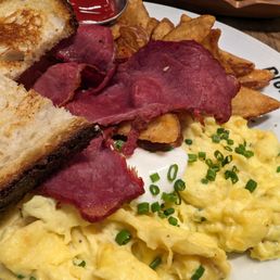 Crème Fraiche Scrambled Eggs / IG @mwy.eats