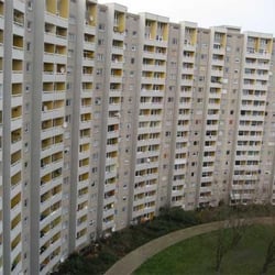 Gropiushaus - Innenhof des Gropiushaus. Die oberen zweistöckigen Wohnungen sind schön zu erkennen.
