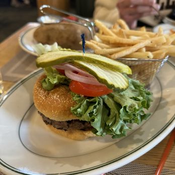 Three Bear Restaurant - Bison burger - American Near Me - West Yellowstone, Montana