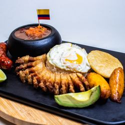 Latinos 239 - bandeja Paisa
