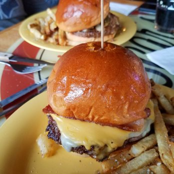 Oscar's Pub & Grill - Cheeseburger! - New American Near Me - Milwaukee, Wisconsin Oscar's Pub & Grill - Cheeseburger! - New American Near Me - Milwaukee, Wisconsin