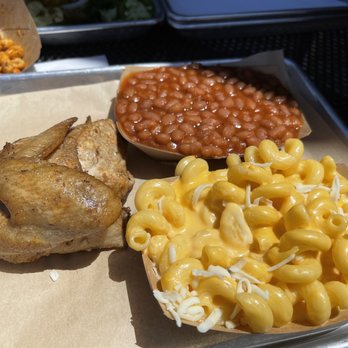 The Que Barbecue & Brew - Chicken, baked beans, and Mac and cheese - Barbeque Near Me - Port Clinton, Ohio The Que Barbecue & Brew - Chicken, baked beans, and Mac and cheese - Barbeque Near Me - Port Clinton, Ohio