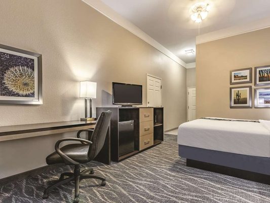 La Quinta Inn & Suites by Wyndham Phoenix I-10 West by null