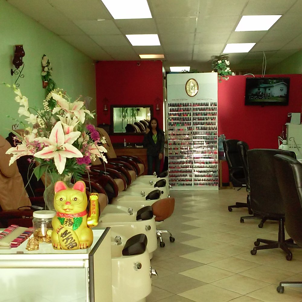 Nails Expo II - Nice inside - Nail Salons Near Me - Oxnard, California