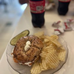 Bagel Chateau - Bagel and chips